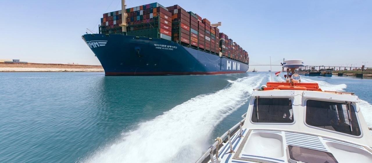 De 'HMM Algeciras' (23.964 teu) tijdens een transit van het Suezkanaal