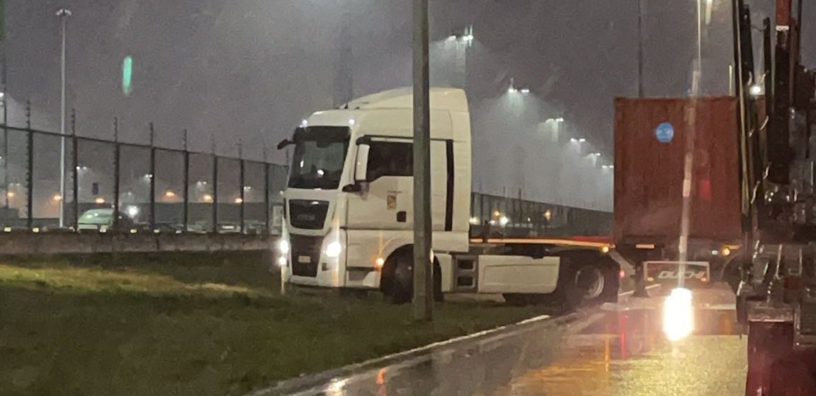 Truck belandde in de berm van de Blikken ter hoogte van Antwerp Euroterminal (AET)