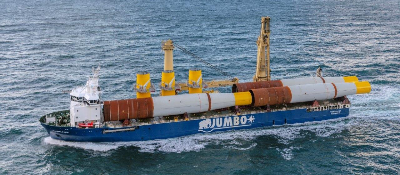 Het heavy-liftschip 'Fairmaster' vervoert monopiles voor het offshore-windmolenpark Hornsea 2 in opdracht van DEME