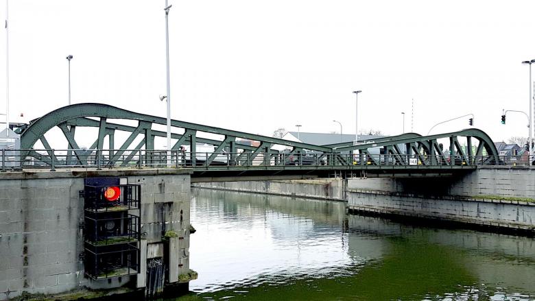 De Meulestedebrug over het kanaal Gent-Terneuzen