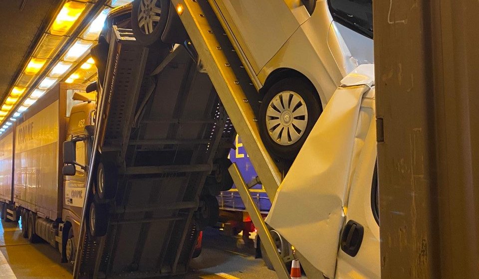 Ongeval in de Kennedytunnel met twee vrachtwagens en bestelwagen op 21 januari 2021