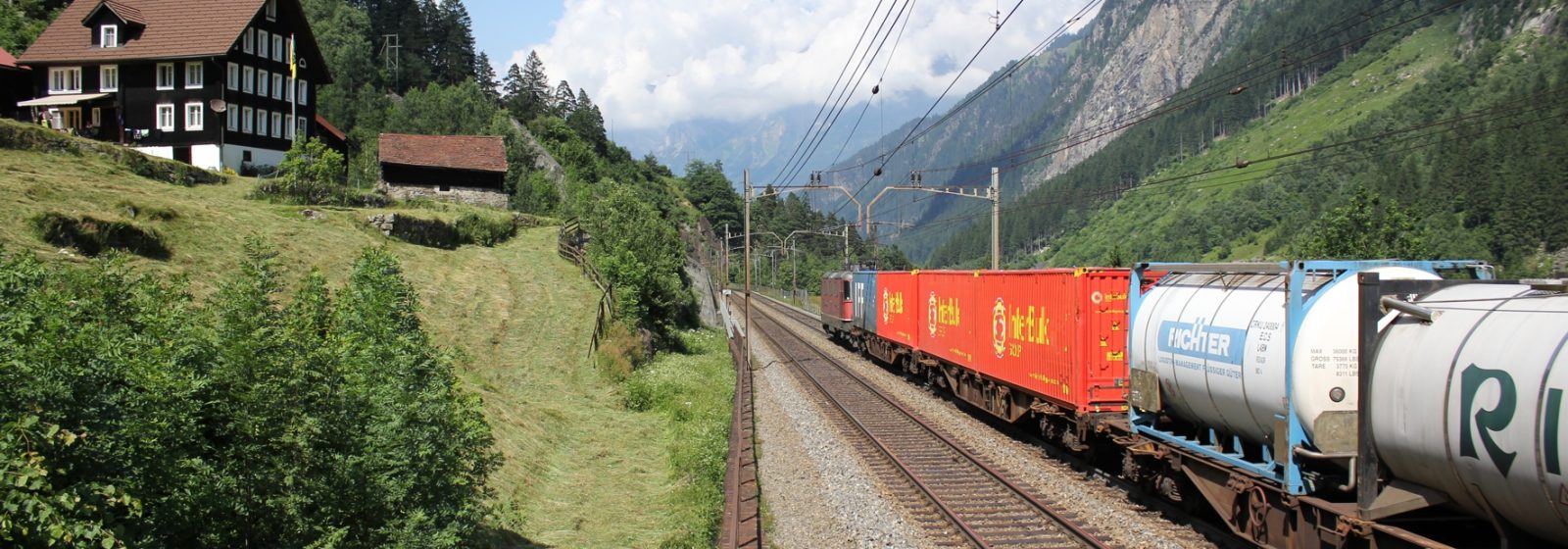 Een trein van Kombiverkehr op de Gotthardroute