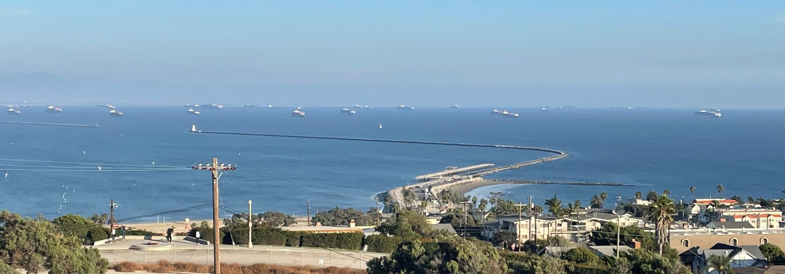 In San Pedro Bay wachten tientallen containerschepen op een ligplaats in Los Angeles of Long Beach