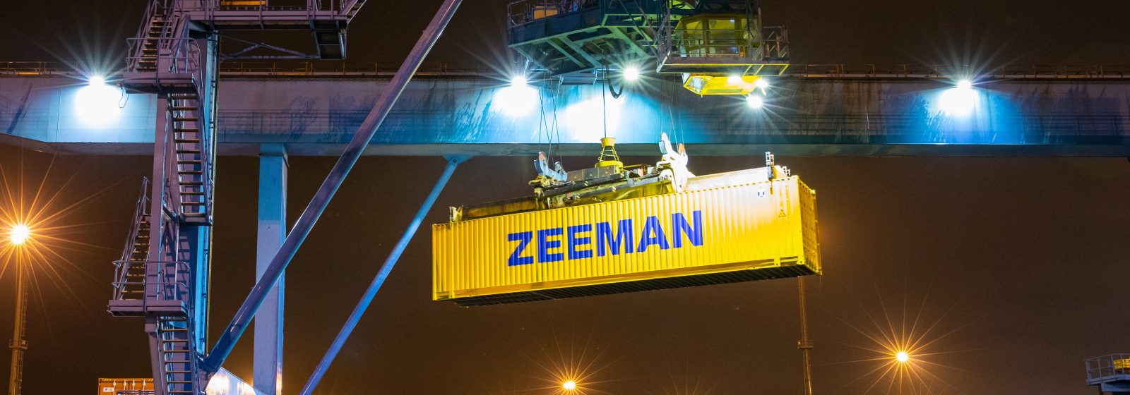 De eerste container van Zeeman wordt in Antwerpen op de Green Xpress van Lineas richting Spanje geladen