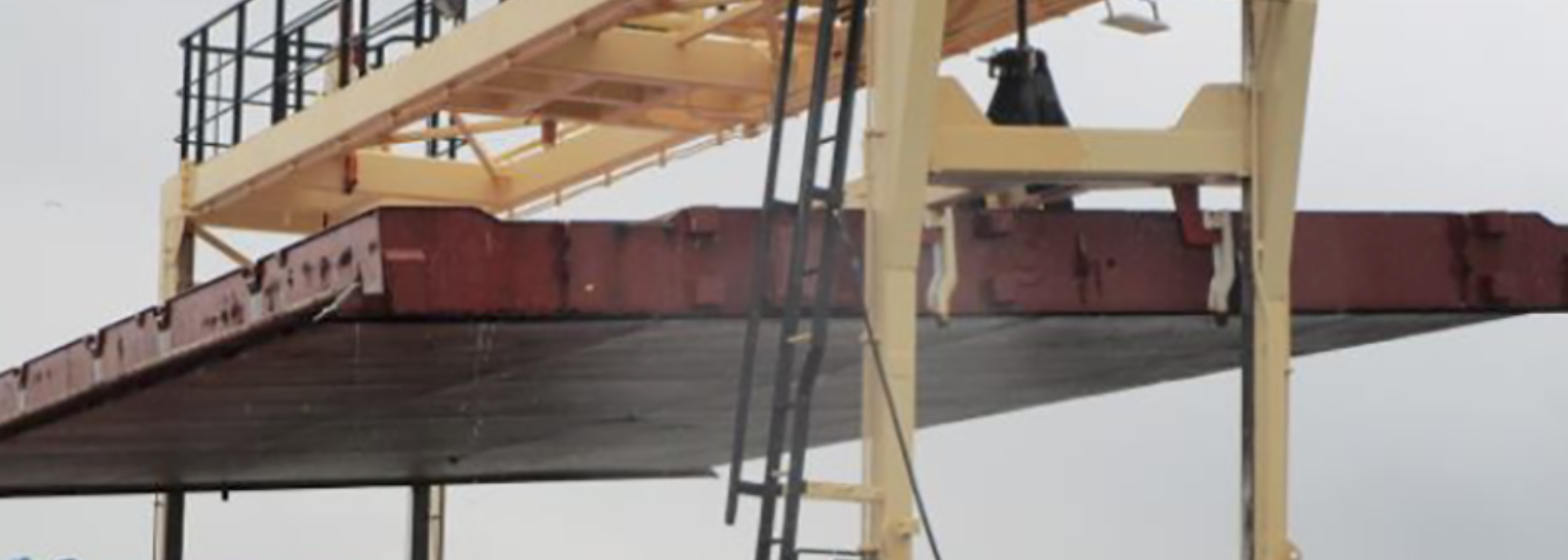 Portaalkraan (in ongevalpositie) met luikdeksel 9 van het multipurposeschip 'Cimbris'