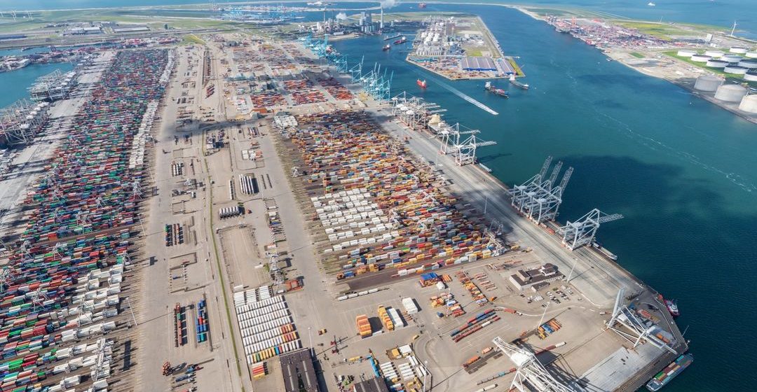 Op de containerterminals in Rotterdam helpen corrupte medewerkers van beveiligingsbedrijf Securitas drugscriminelen