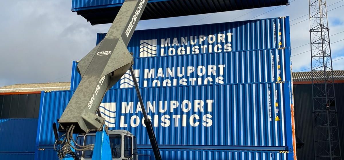 Containers worden gestackt bij Manuport Logistics
