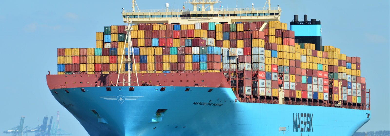 De 'Margrethe Maersk' bij afvaart van de Westerschelde na een Antwerpse call size van meer dan tienduizend containers