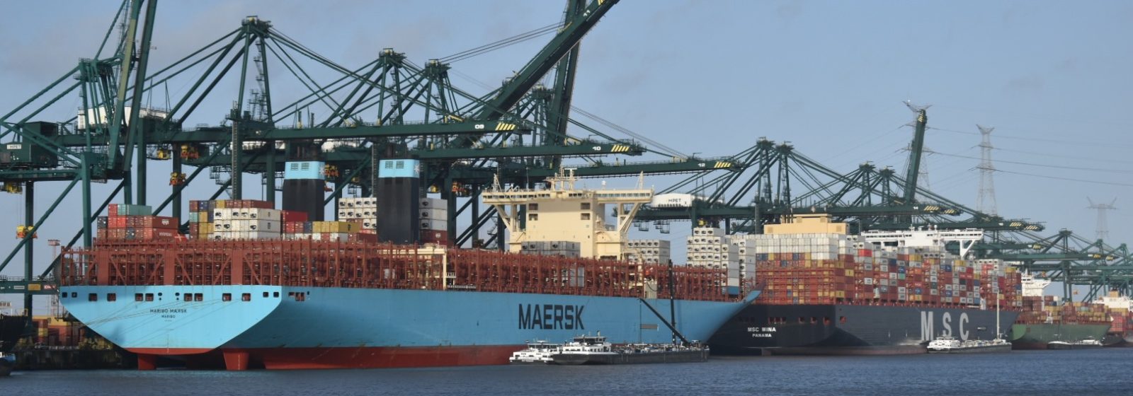 De 'Maribo Maersk' van 18.340 teu en de 'MSC Mina' van 23.656 teu bij MPET