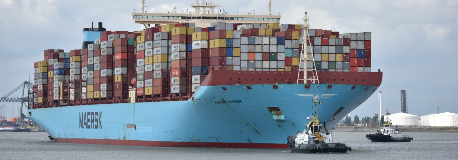 De 'Maribo Maersk' (18.340 teu) bij aankomst in Antwerpen ter hoogte van Doel