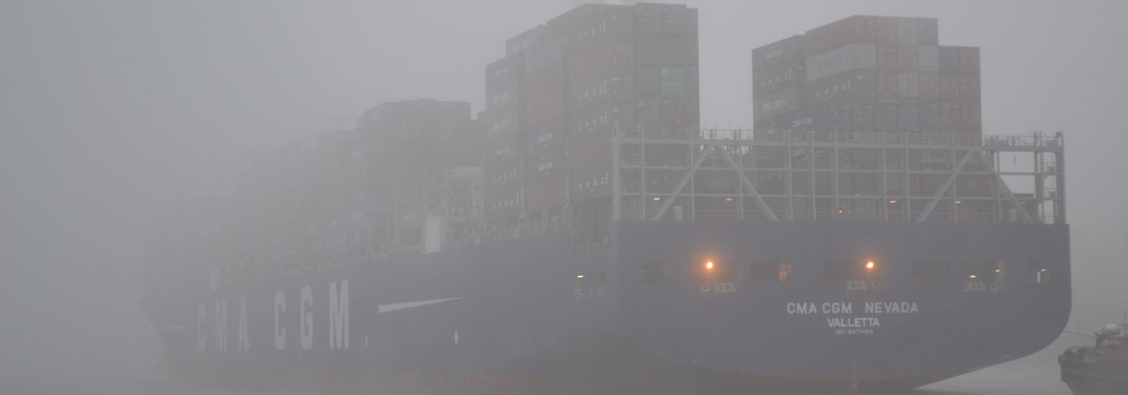Containerschip vaart door de mist