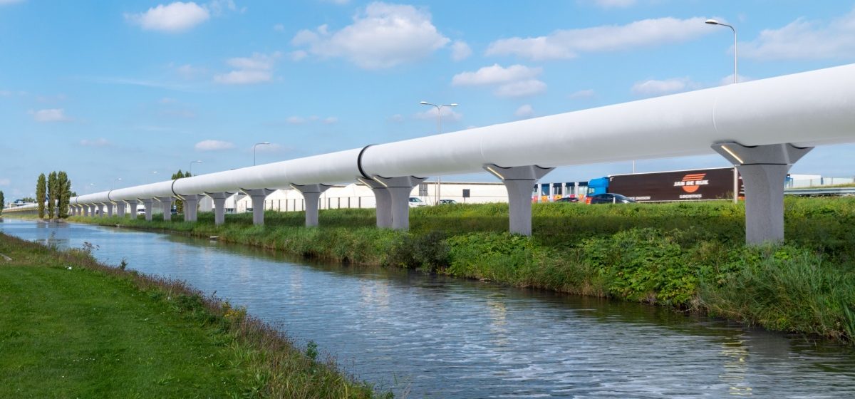 Een artist's impression van de cargohyperloop langs de A4 in Nederland
