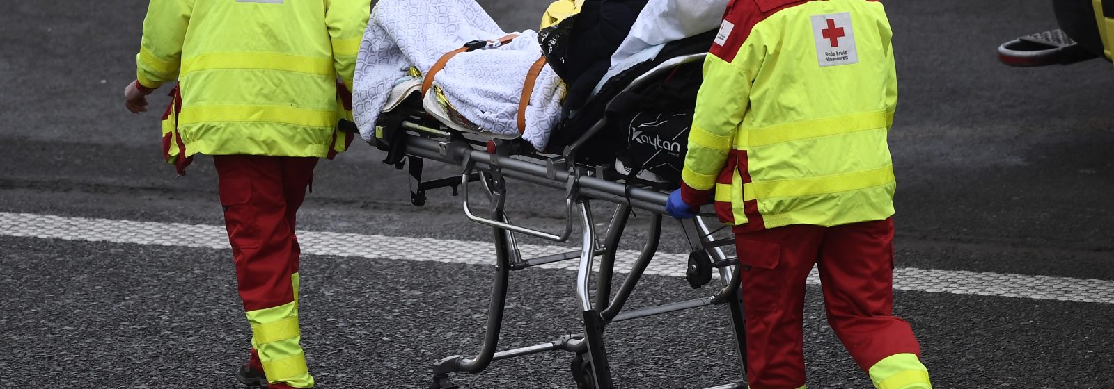 Ambulanciers brengen slachtoffer ongeval weg (archiefbeeld)