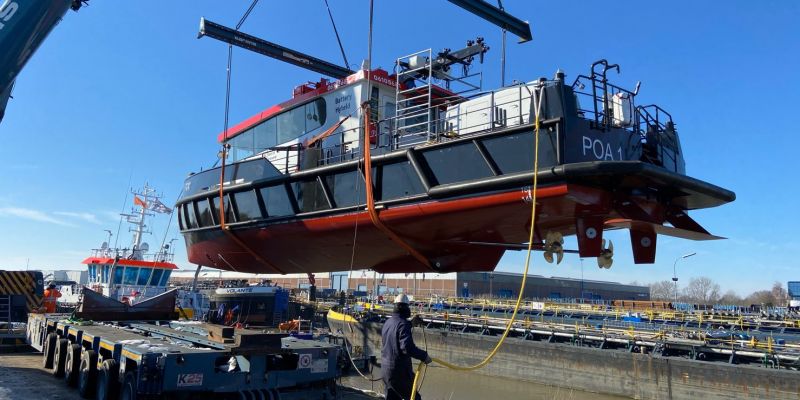 Het hybride handhavingsvaartuig 'POA 1' wordt op de scheepswerf in Nederland te water gelaten