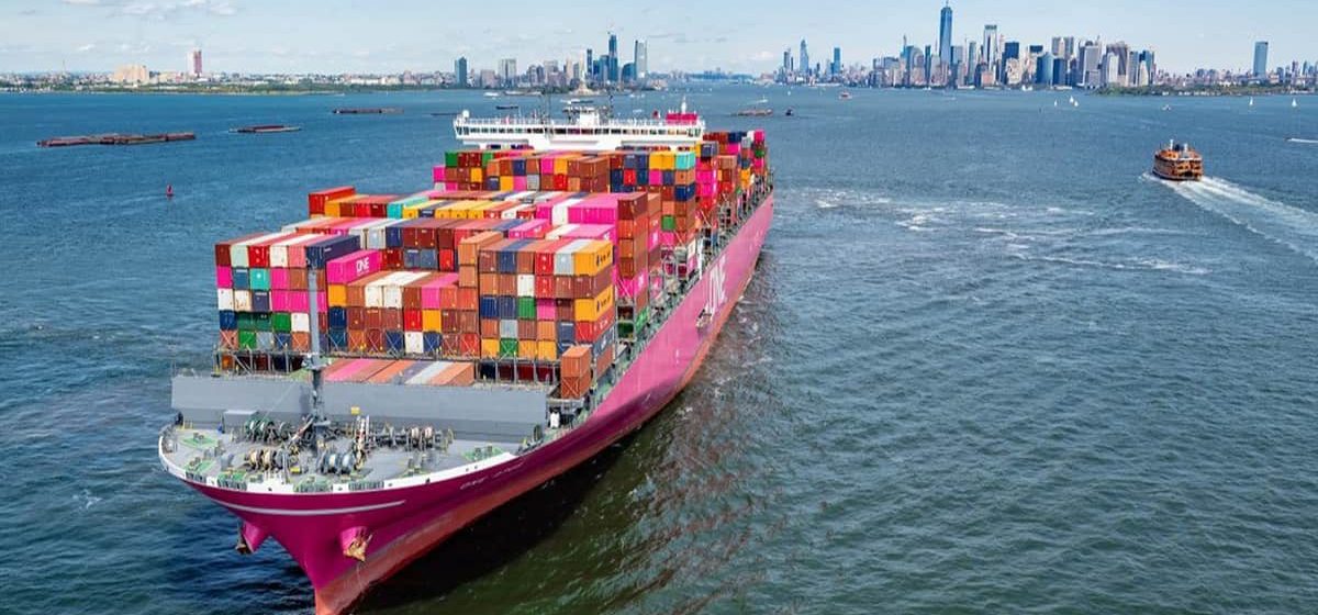 Een groot containerschip van ONE verlaat de haven van New York