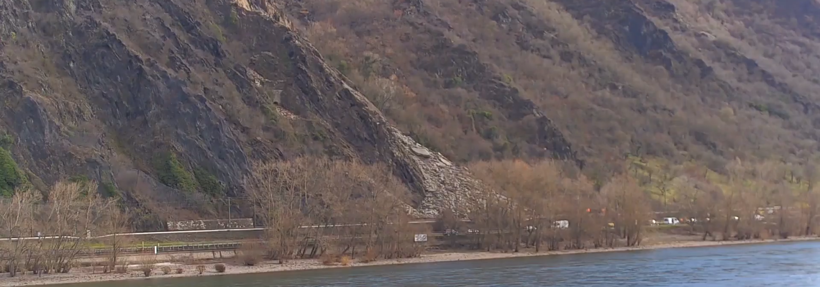 Een livecam filmde toevallig de grondverschuiving die op de spoorlijn terechtkwam