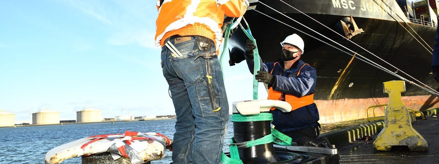 Medewerkers van het Havenbedrijf Rotterdam installeren de 'slimme' bolder