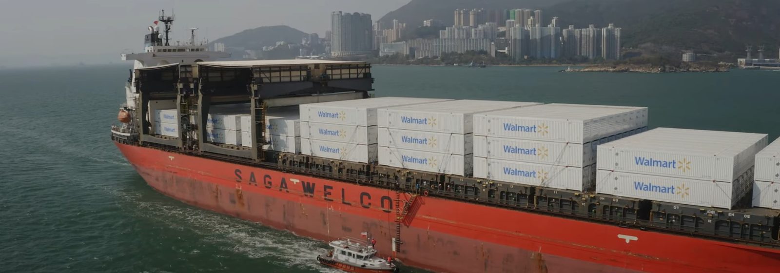 Het bulkschip 'Saga Tide' verlaat Shekou met containers van Walmart