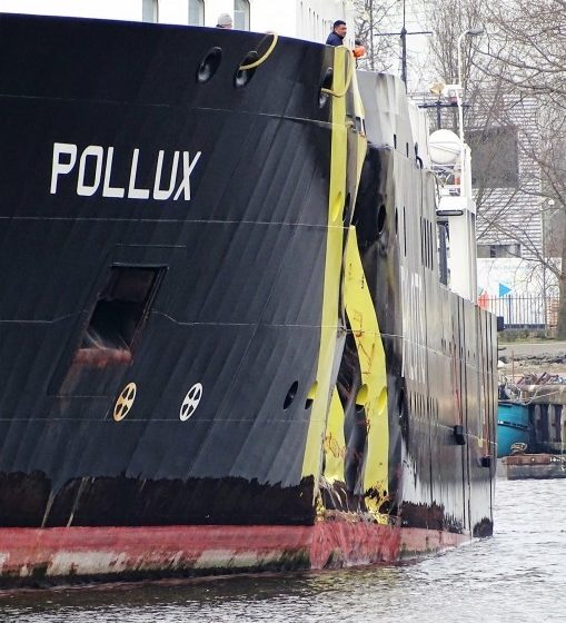 De schade aan loodsboot 'Pollux' na de aanvaring