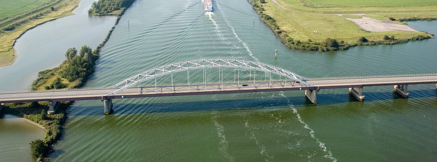 Schelde-Rijnkanaal tussen Antwerpen en Rotterdam