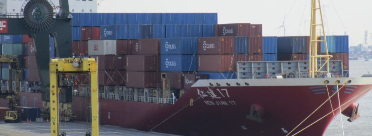 Containerschip 'Ren Jian 17' van China United Lines in haven van Antwerpen