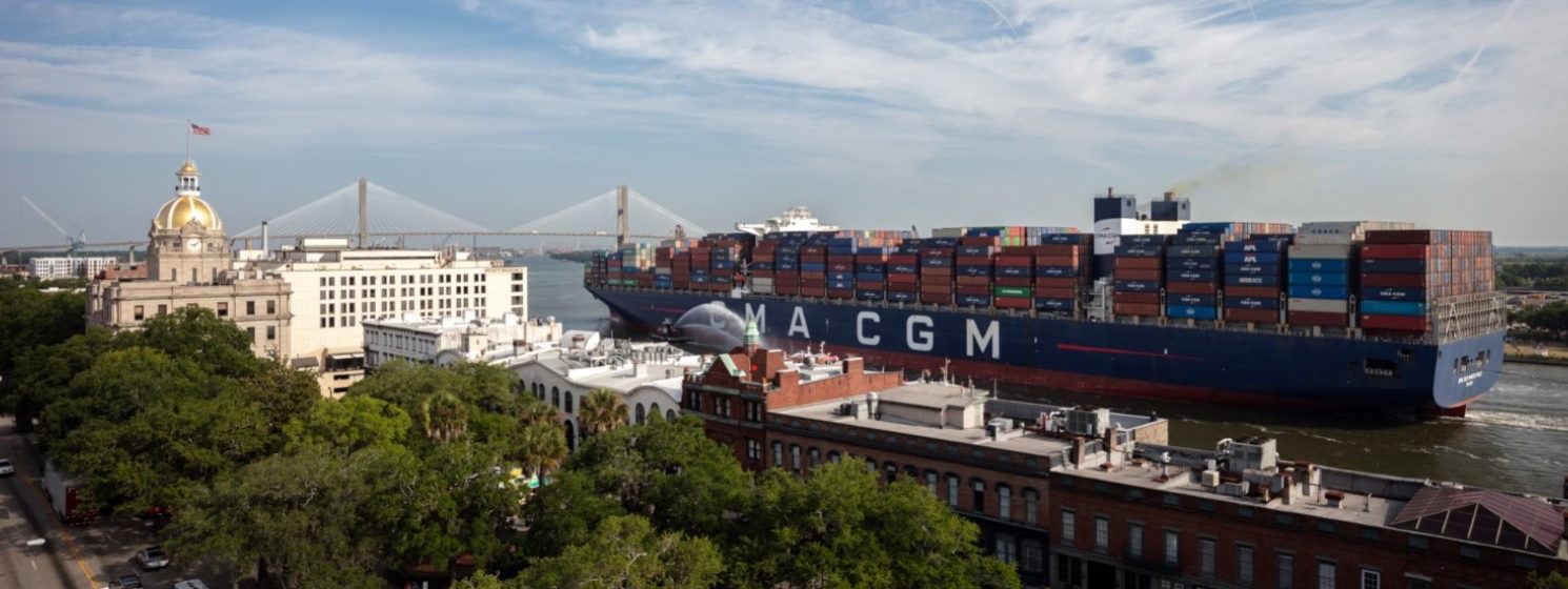 De 'CMA CGM Marco Polo' vaart door het stadscentrum van Savannah