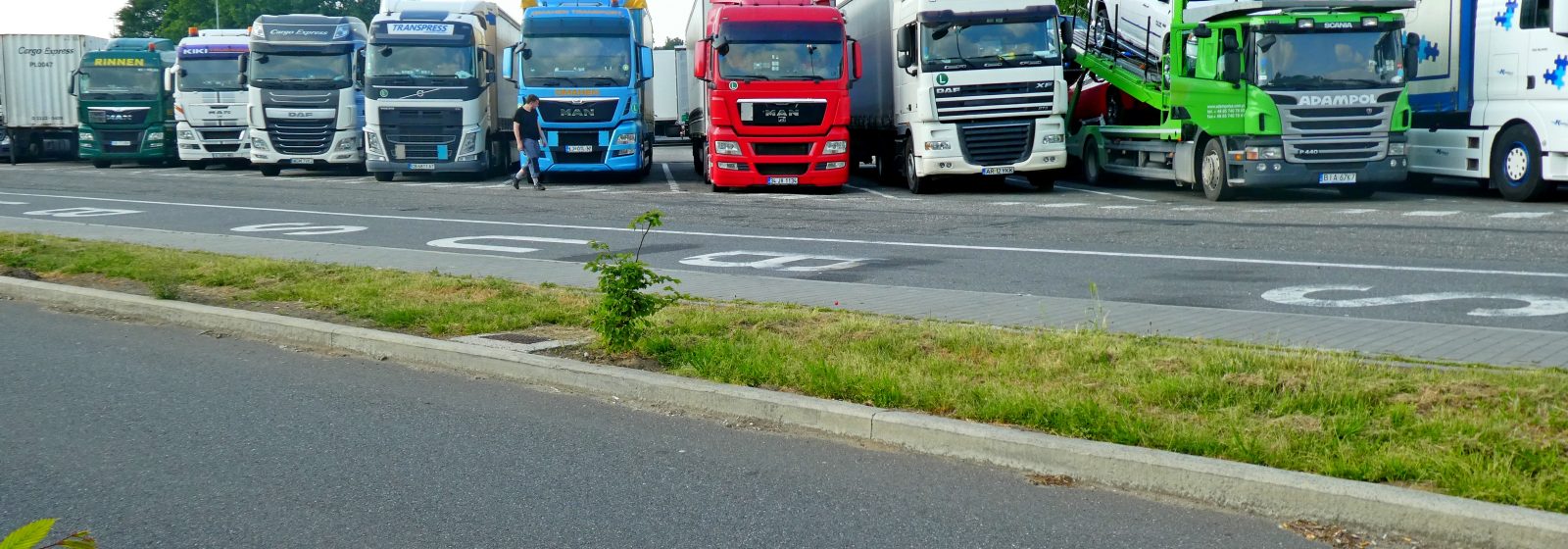 Vrachtwagens trucks op snelwegparking Ranst E313