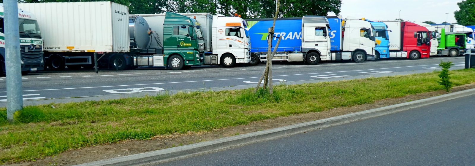 Vrachtwagens op snelwegparking Ranst E313