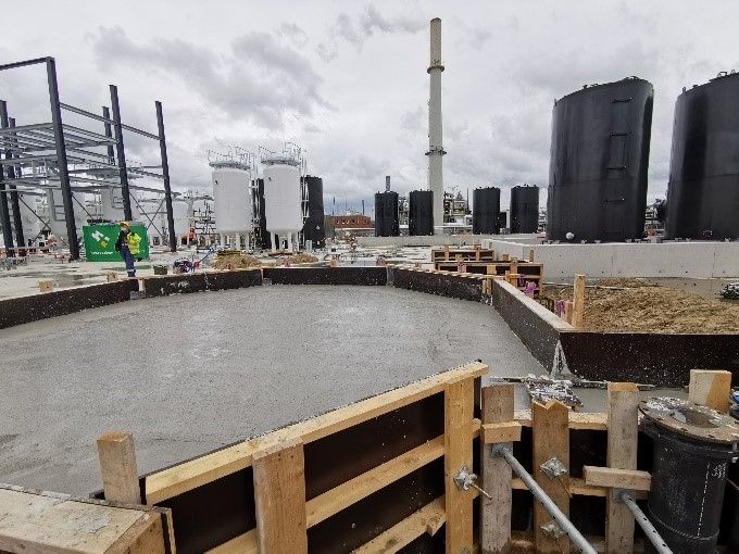 Geplaatste staalkolommen van nieuwe deminwaterinstallatie voor BASF Antwerpen