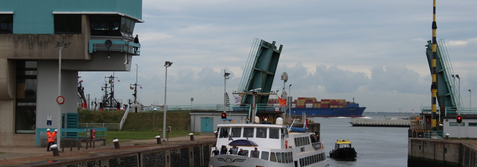 Rondvaartboot 'Denick' vaart vanaf de Westerschelde de Middensluis binnen om als allerlaatste schip geschut te worden