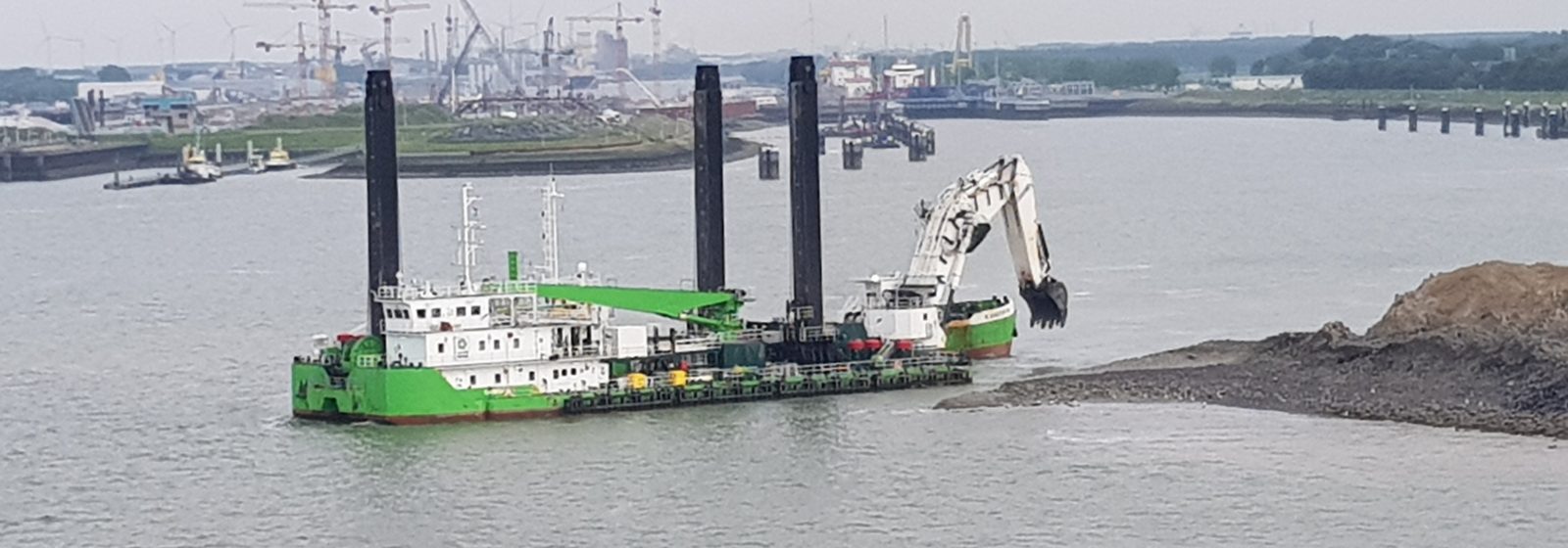 Kraanponton 'Samson' van DEME verbreedt toegang tot de Westbuitenhaven in Terneuzen
