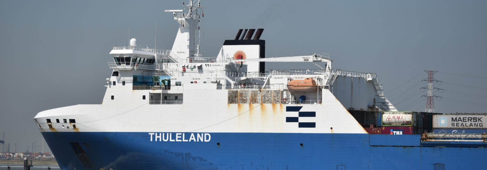 Het roro-schip 'Thuleland' van Wallenius SOL neemt ook containers mee op het 'weather deck'