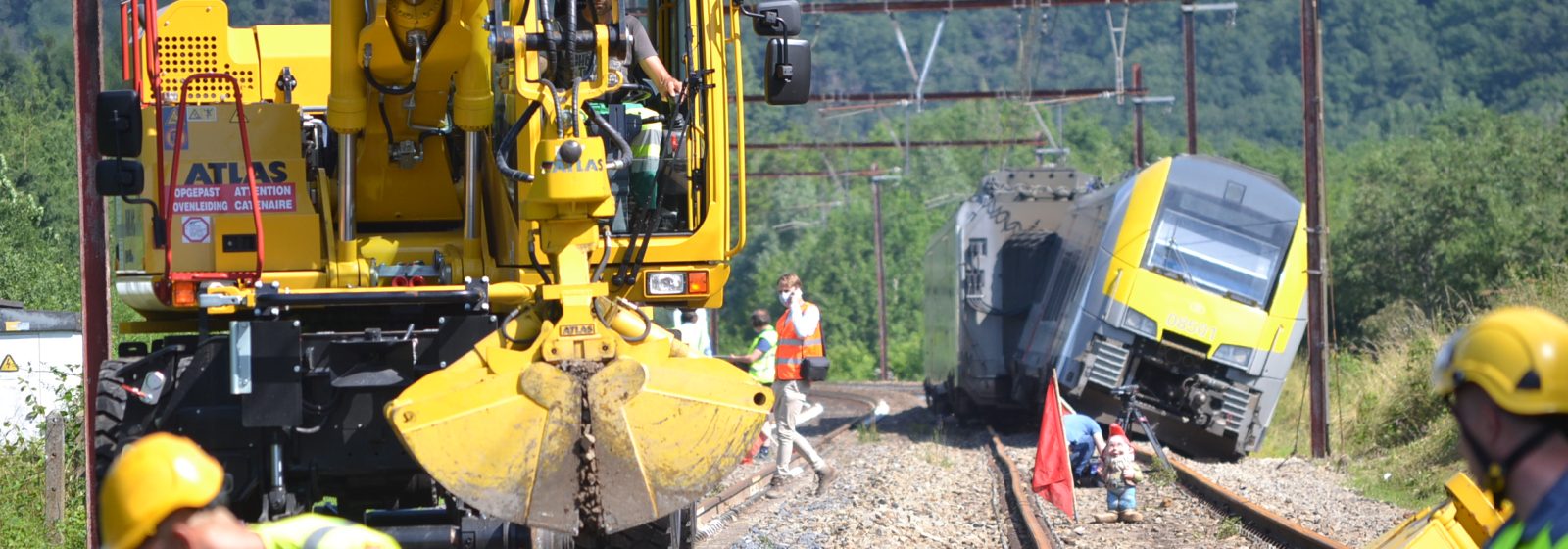 Infrabel haalt ontspoorde trein weg en herstelt het spoor tussen Forrières en Poix-Saint-Hubert