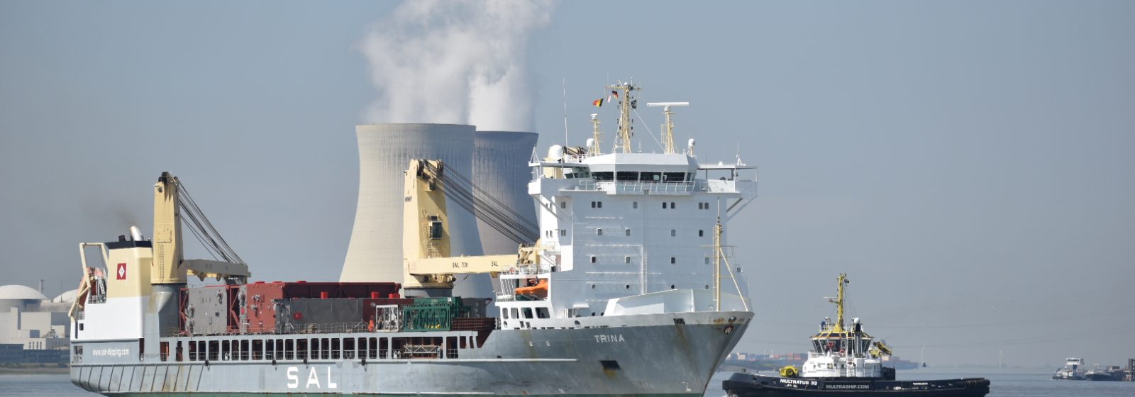 Zwareladingschip 'Trina' van de Duitse rederij SAL op de Schelde