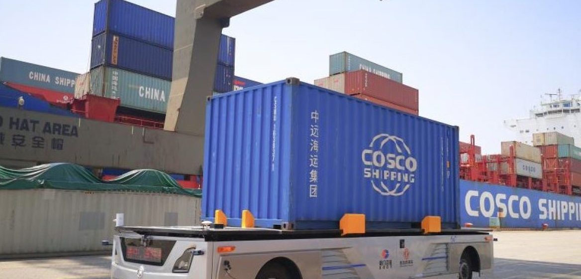 Een geslaagde test met onbemande containertruck in de haven van Xiamen