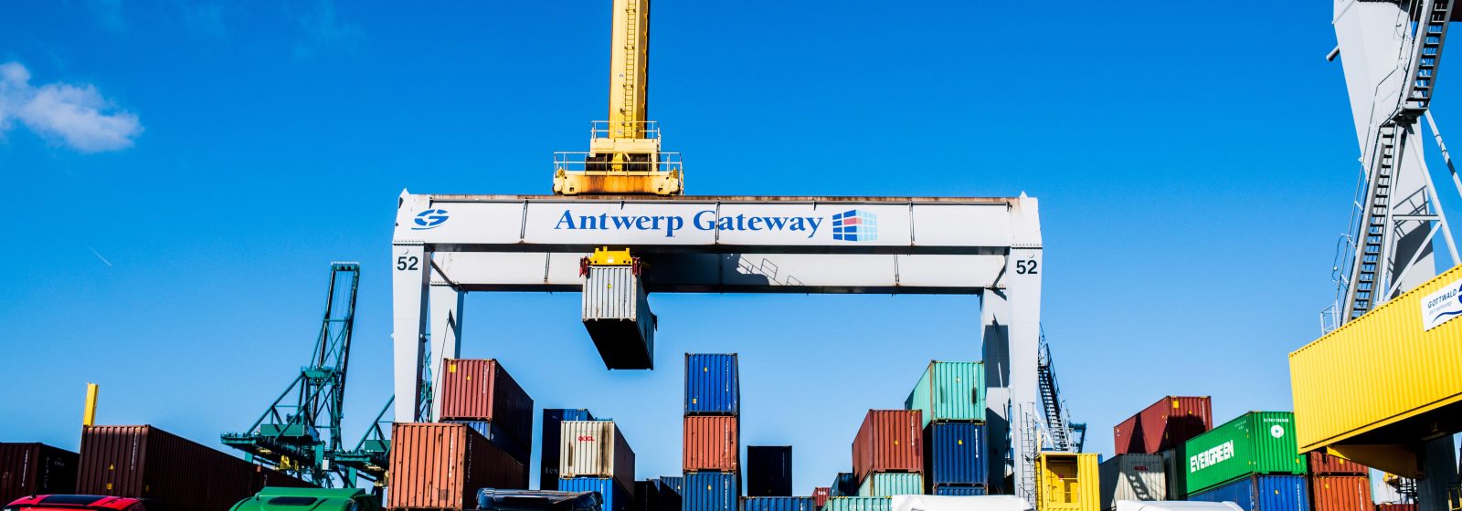 Trucks worden beladen bij Antwerp Gateway