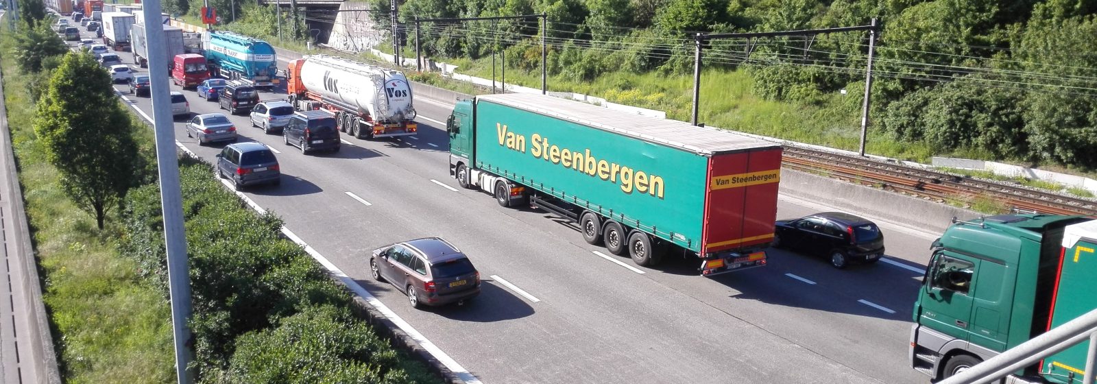 Vrachtwagen van Van Steenbergen op de Ring rond Antwerpen
