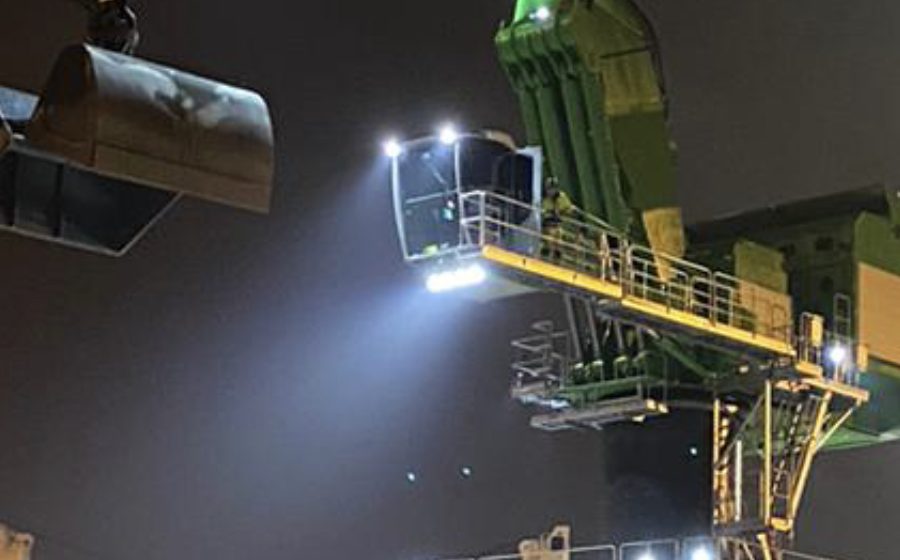 De 'Hulk in Bulk', de grootste bulkkraan ter wereld, in actie