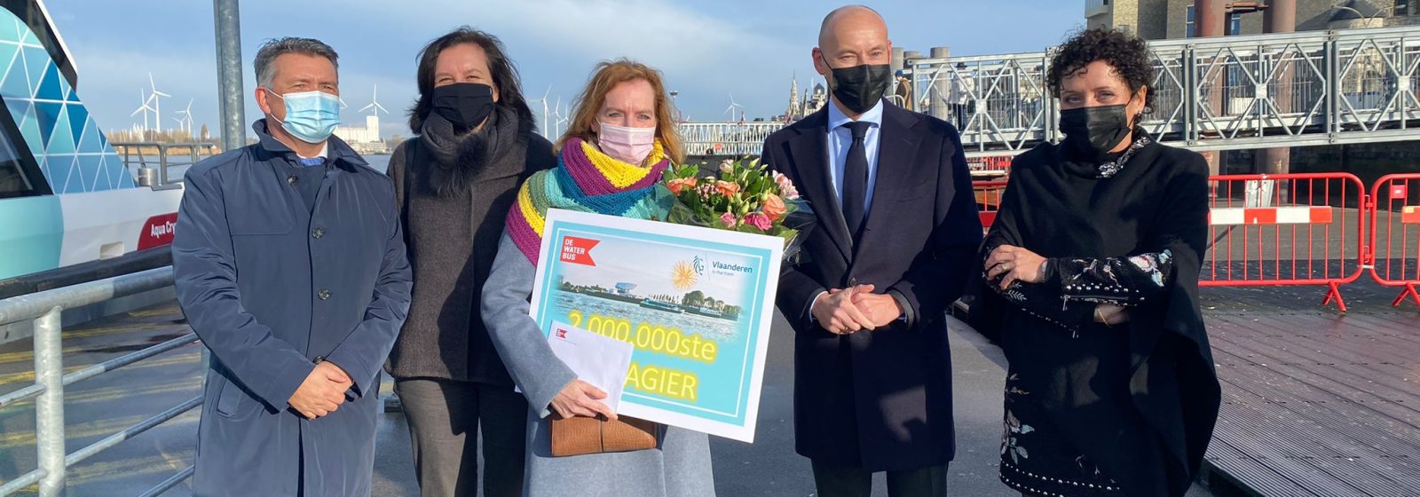 De twee miljoenste passagier van de Antwerpse Waterbus wordt in de bloemetjes gezet