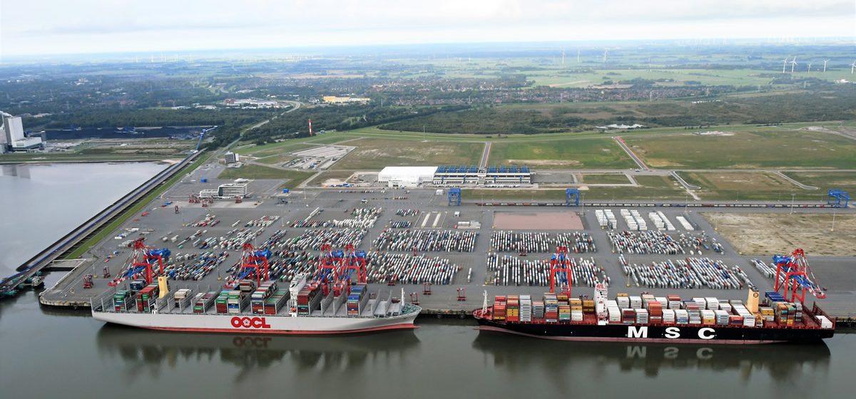 Megamaxschepen van OOCL en MSC in Wilhelmshaven