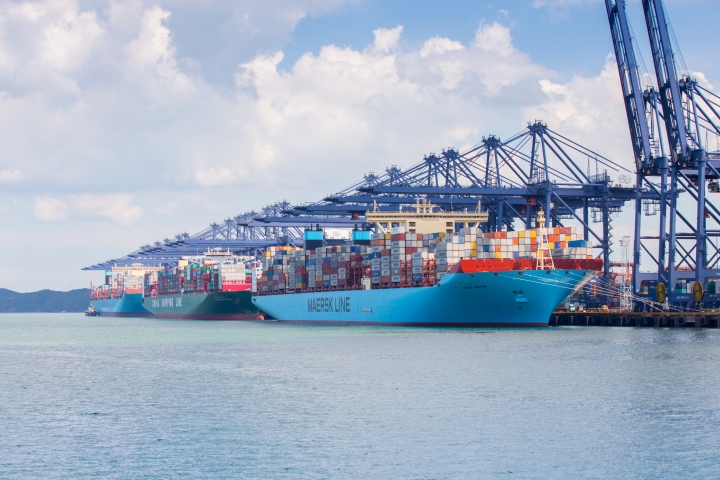 Drie megamaxschepen tegen de kant bij Yantian International Container Terminals