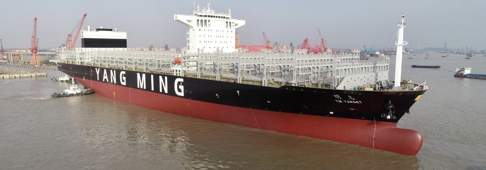De nieuwe 'YM' Target' (12.726 teu) op de Yangtze River