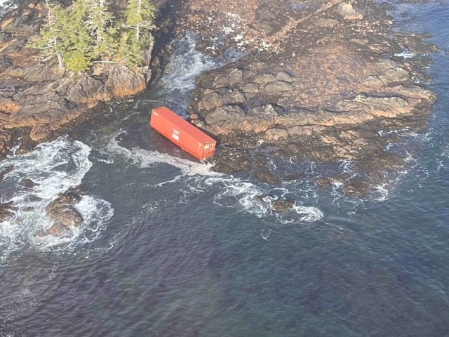 Aangespoelde container van 'Zim Kingston' op de rotsen van Cape Scott (Canada)