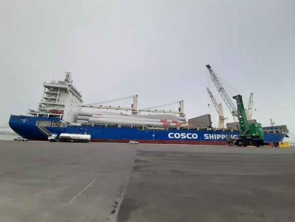 De 'Tian You' van Cosco Shipping Lines aan de kade van de terminal van Zuidnatie/Becomar
