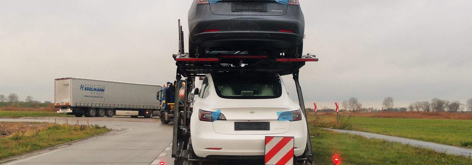 Vrachtwagen met nieuwe Tesla's in Zeebrugge
