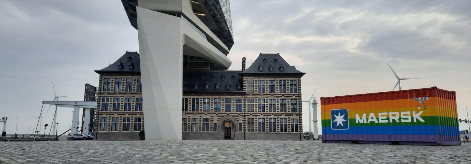 Regenboogcontainer van Maersk voor het Havenhuis in Antwerpen