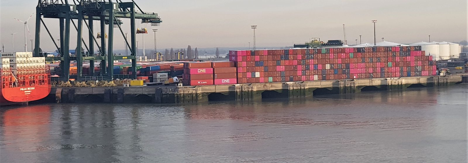 Stapel lege containers tot tegen de waterkant op de Europa Terminal van PSA in Antwerpen