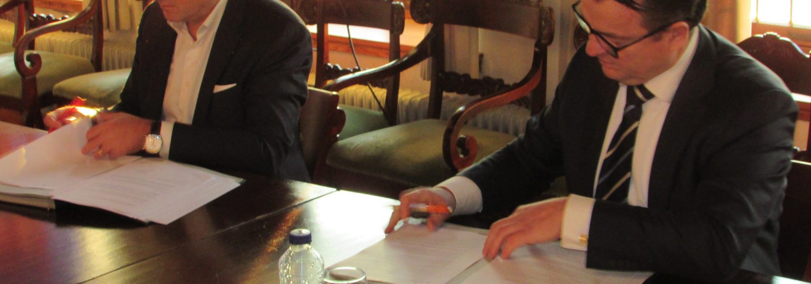 Gert Bervoets, CEO H.Essers (links) en wethouder Jeroen de Lange van Bergen-op-Zoom ondertekenen de grondkoopovereenkomst