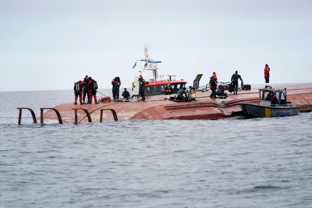 Het gekapseisde Deense vrachtschip 'Karin Hoj' vertoont schade aan de romp