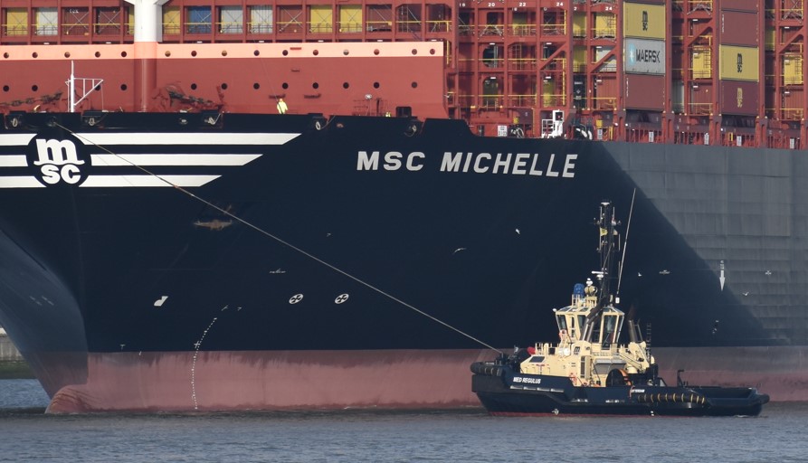 De sleepboot 'Med Regulus' assisteert de megamax 'MSC Michelle'